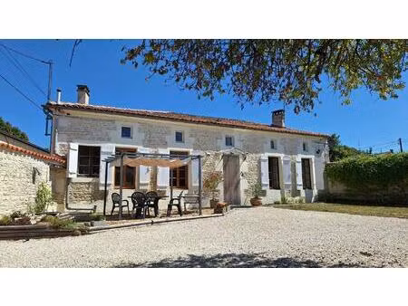 maison en pierre avec cour et jardin
