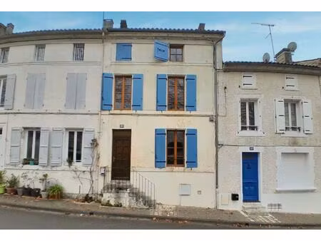 maison d'habitation en bordure du centre de jarnac avec une cour