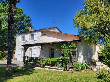 maison de village en pierre sans mitoyenneté avec jardin clos  garages et panneaux...