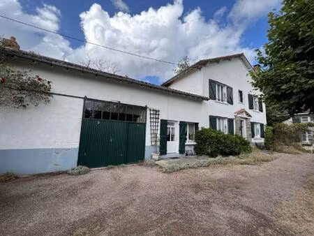 maison de 3 chambres  maison d'amis (à rénover)