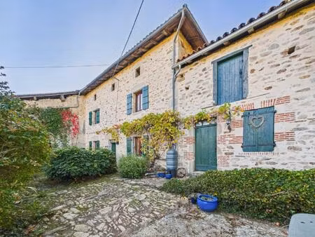 jolie maison en pierre de 3 chambres  grange et vues!