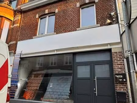 belle maison de commerce en plein centre d'hannut !