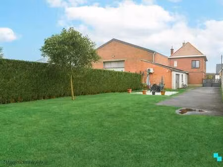 ruime  gerenoveerde woning nabij centrum oostrozebeke