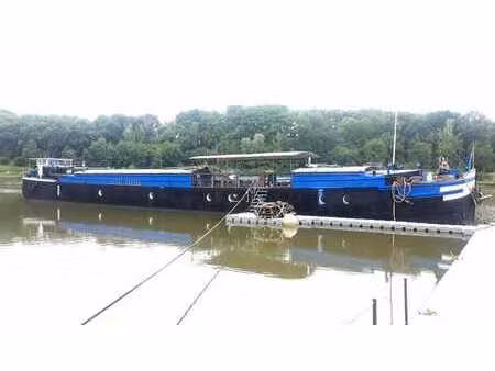 péniche + emplacement (eau  electricité et internet).