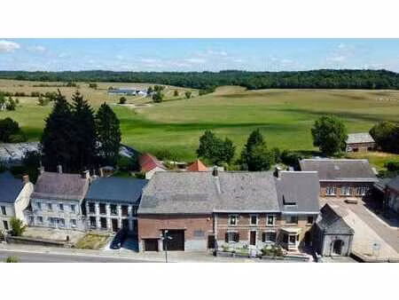 fermette de caractère avec de vastes dépendances !