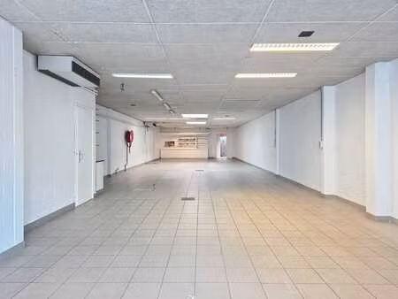 local commercial facilement accessible (246 m²) à louer à si