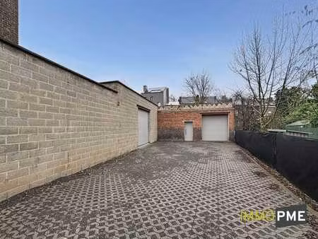 petits entrepôts avec zone de stockage extérieure