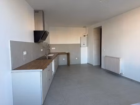 maison entièrement rénovée - 3 chambres dont 2 de 16 m2 - terrasse - 2 places de parking