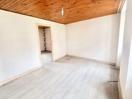 à rénover  appartement de 55m2 + 15m2 de combles aménageables + place de parking privative