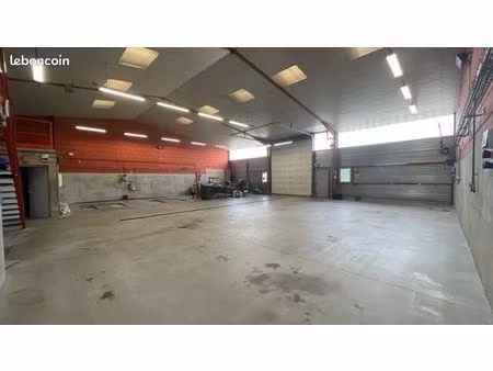 local d'activités proche autoroute 425 m²