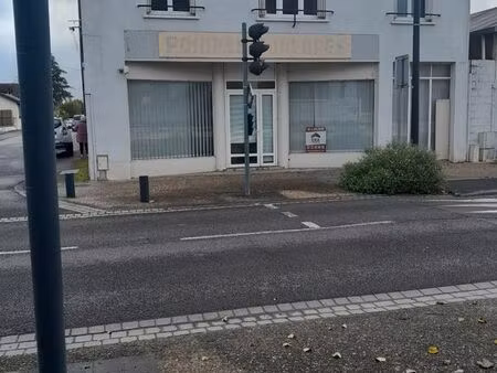 local commercial bien placer face opital