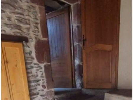 local commercial idéalement situé au cœur du bourg de belcastel