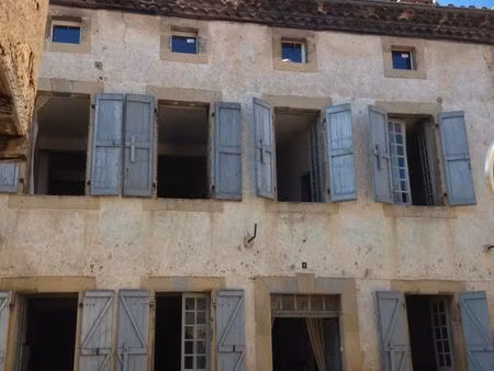 av maison de village