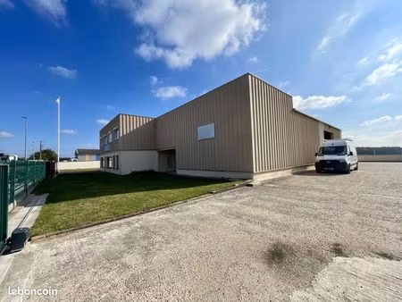 local d'activité 943 m²