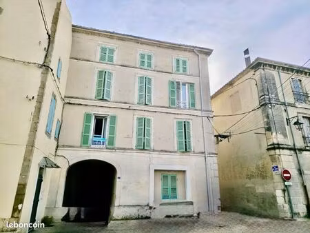 ? immeuble de rapport — 4 appartements — centre eyguières (13430)