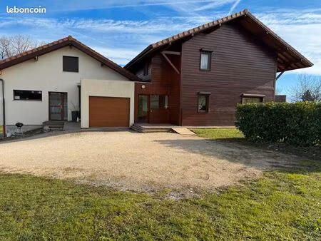 semi-exclusivité esery deux maisons mitoyennes par le garage