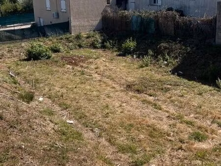 terrain constructible  bien placé dans un espace calme  résidentiel et sécurisé