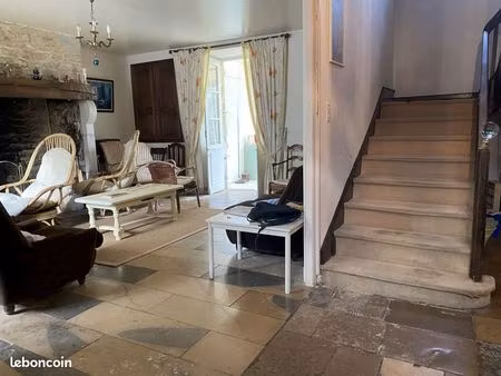 charmante demeure de caractère et son jardin au calme  dans le village  près des commerces