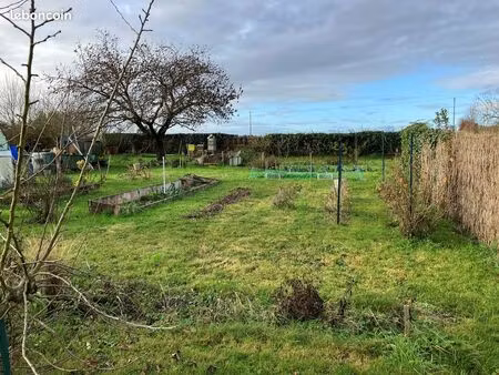 terrain de 700m2 saint ay