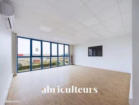 local 270 m² gellainville