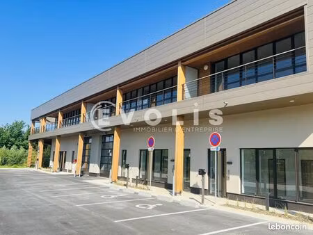 local bureaux 810 m²