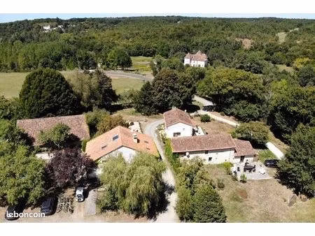 hameau de 3 habitations sur un domaine de 24 hectares