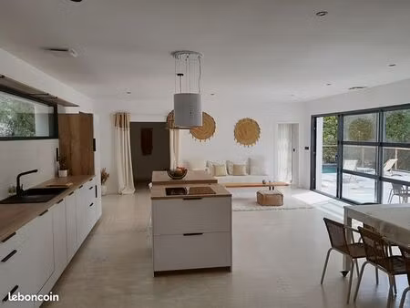 maison contemporaine avec dépendances dans cadre exceptionnel