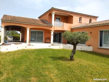 villa provençale avec piscine