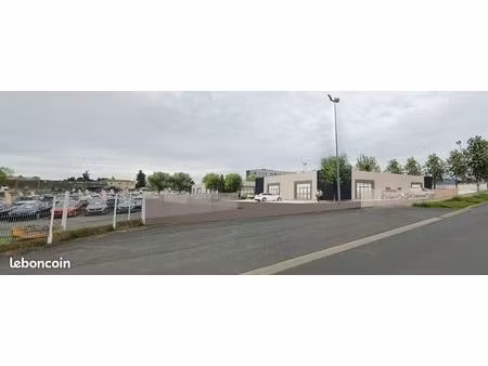 chauray  espace mendes france   sur axe un très passager  un local de 210m2 disponible