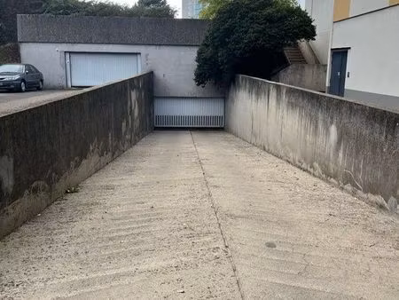 place de parking louée