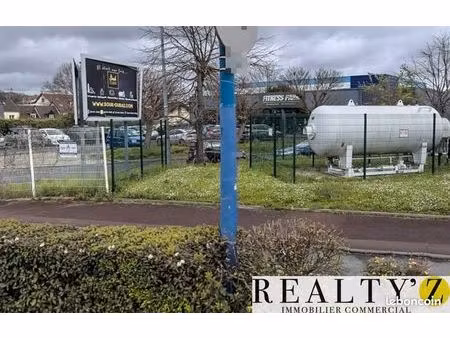 local commercial 2 000 m²