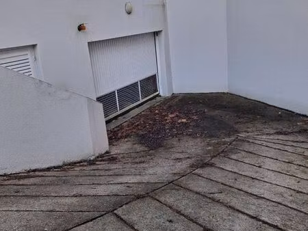 location box fermé dans garage sécurisé