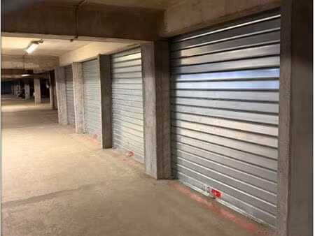opportunité rare pour investisseurs / marchands de biens – 50 box à vendre dans parking sé