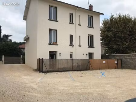 place de stationnement parking condrieu