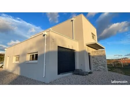 maison récente à toit plat de 220 m2 dont 175 m2 habitable