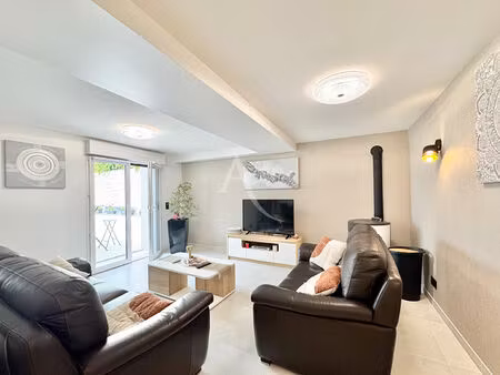 maison de ville entièrement rénovée  avec son garage  sa piscine et jardin