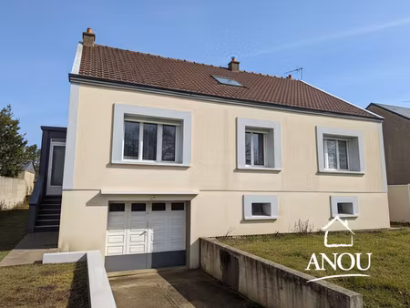 pavillon rénové avec grand terrain et sous-sol total