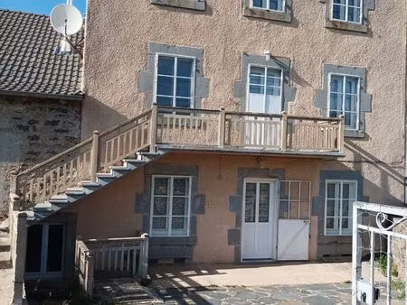 ferme en pierre avec dépendances