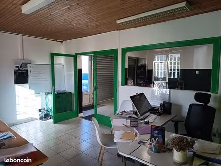 loue local de stockage aves bureaux et sanitaire