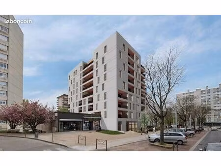 local santé 329 m²