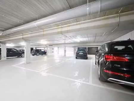 lot 2: place de parking