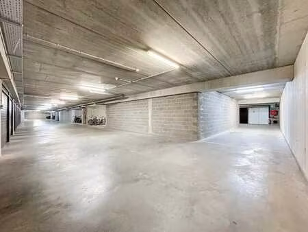 lot 7: 4 places de parking