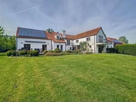 magnifique villa 4 chambres + coin bureau  garage et caves !