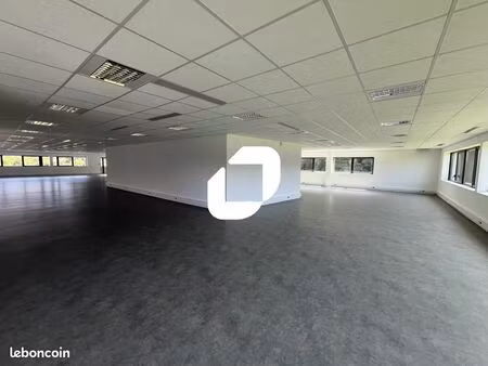 bureau 931 m²