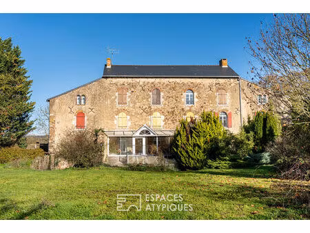 ancien moulin de caractère et son mécanisme d'époque en pleine campagne
