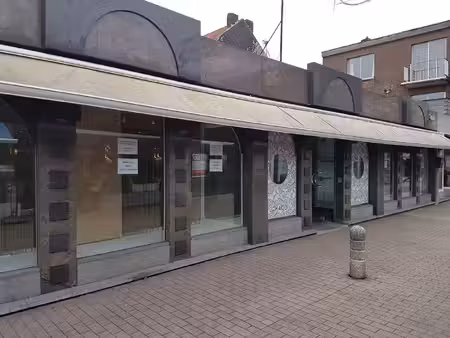 handelspand in winkelstraat van lanaken