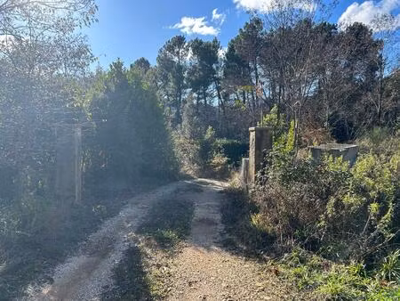 beau terrain constructible de 1500m2