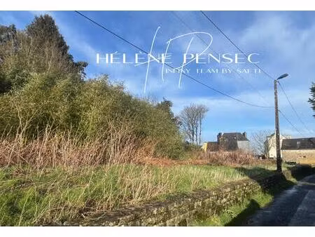 terrain constructible de 2 238 m² au coeur du bourg.