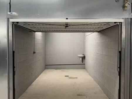 garage à cassis haut de gamme de 13 m² + mezzanine de 6 m²