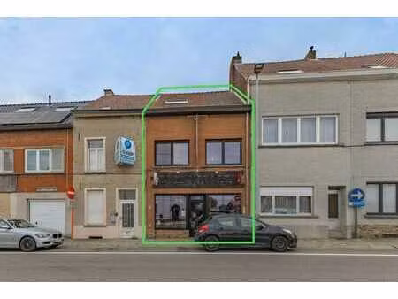 une maison de commerce bien situéé avec une grande terasse